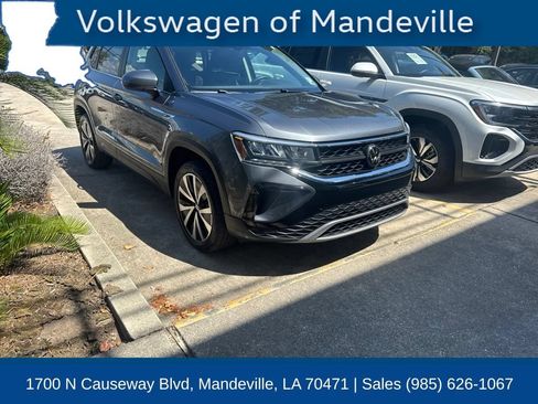Used 2023 Volkswagen Taos SE w/ Panoramic Sunroof Package FWD image 3