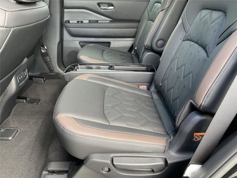 New 2026 Nissan Pathfinder Platinum image 27