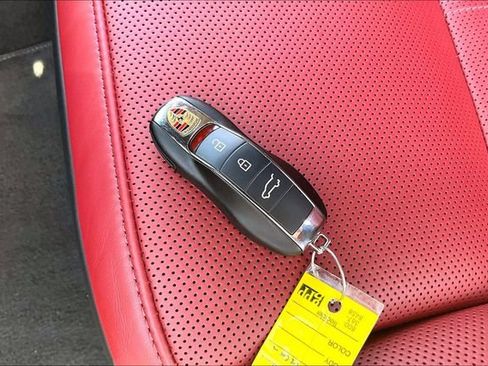 Used 2025 Porsche Macan AWD/4WD image 35