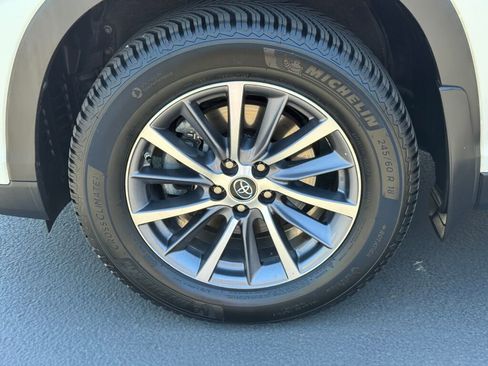 Used 2019 Toyota Highlander XLE AWD/4WD image 18