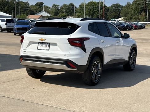 Used 2025 Chevrolet Trax LT w/ LT Convenience Package FWD image 3