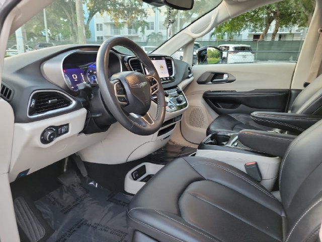 Used 2024 Chrysler Pacifica Touring-L FWD image 12