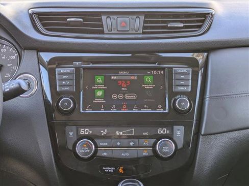 Used 2020 Nissan Rogue SL w/ Premium Package image 16