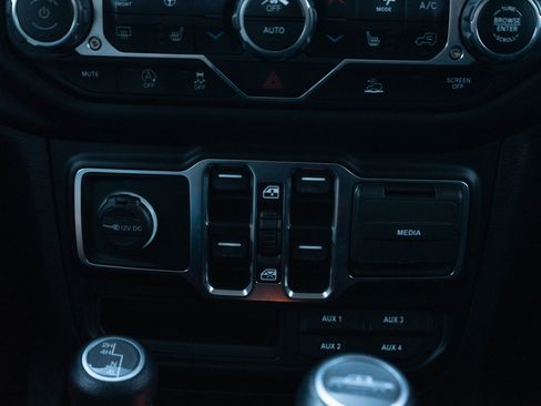 Used 2021 Jeep Gladiator Sport image 17