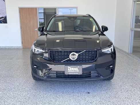 Used 2023 Volvo XC40 B5 Ultimate w/ Protection Package Premier AWD/4WD image 2