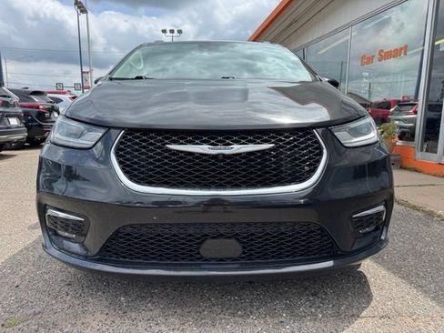 Used 2022 Chrysler Pacifica Touring-L FWD image 2
