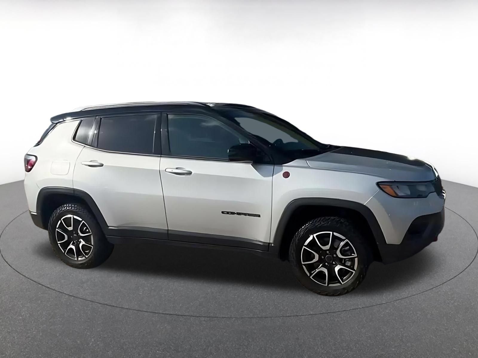 Used 2025 Jeep Compass Trailhawk AWD/4WD image 9