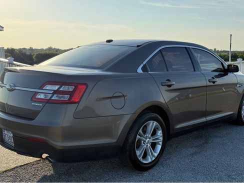 Used 2015 Ford Taurus SE FWD image 5