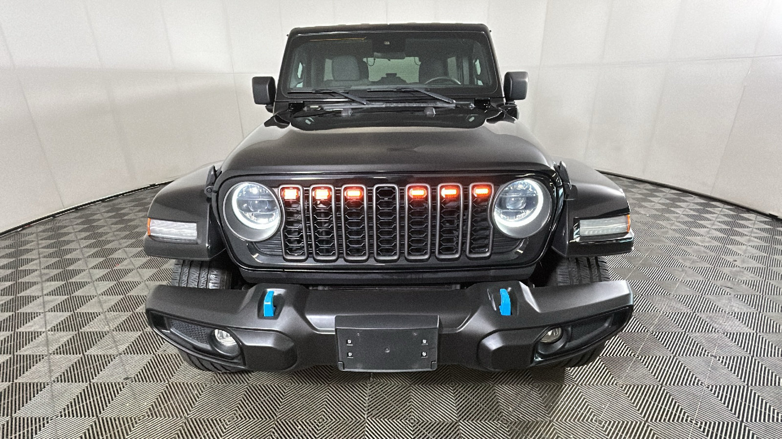 Used 2024 Jeep Wrangler Unlimited w/ Convenience Group AWD/4WD image 9