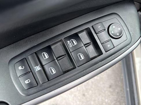 Used 2019 Jeep Cherokee Latitude w/ Popular Appearance Group image 16