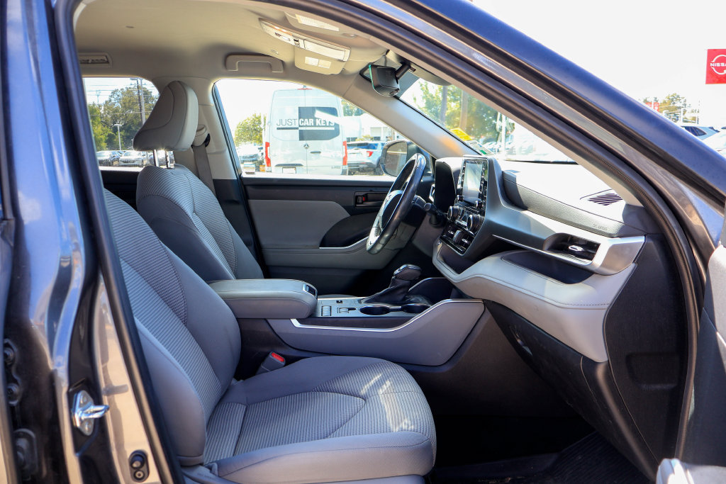 Used 2022 Toyota Highlander LE FWD image 8