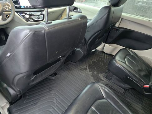 Used 2022 Chrysler Pacifica Touring-L image 25