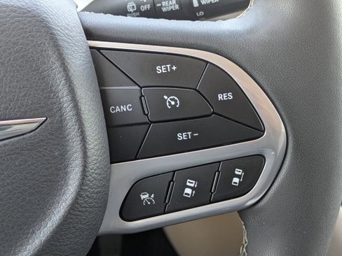 Used 2024 Chrysler Pacifica Touring-L image 27