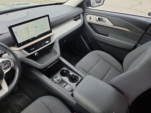 Used 2025 Ford Explorer Active AWD/4WD image 19