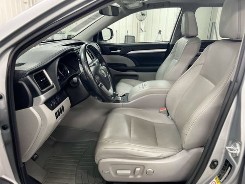 Used 2018 Toyota Highlander XLE AWD/4WD image 21