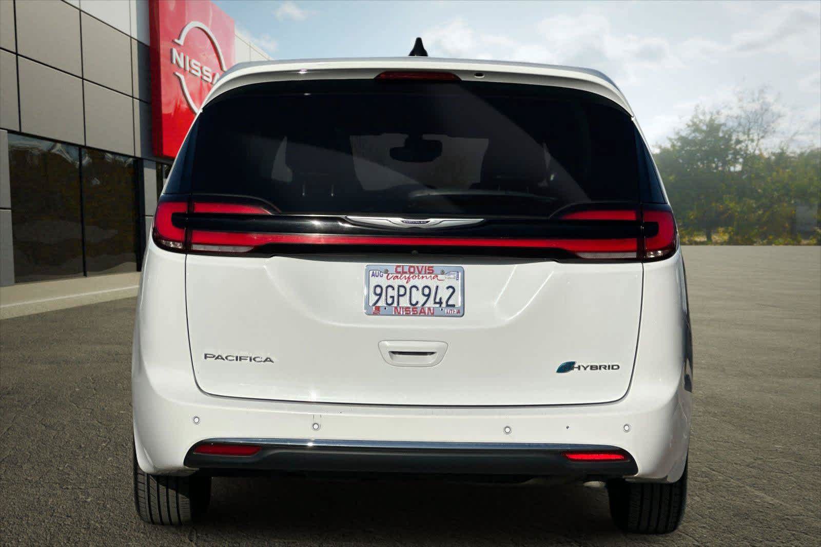 Used 2023 Chrysler Pacifica Touring-L FWD image 8