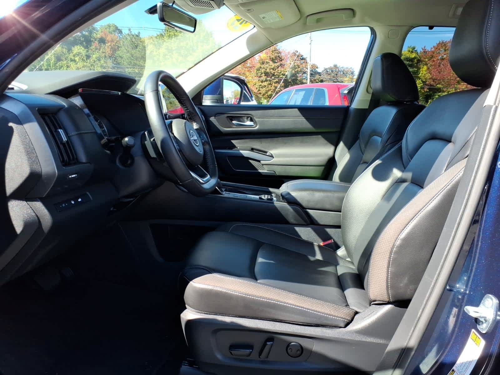 Used 2025 Nissan Pathfinder SL AWD/4WD image 11