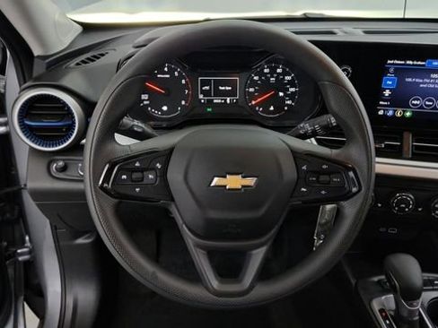 Used 2025 Chevrolet Trax LS w/ LS Convenience Package image 14