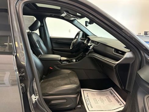 Used 2023 Jeep Grand Cherokee Altitude AWD/4WD image 37