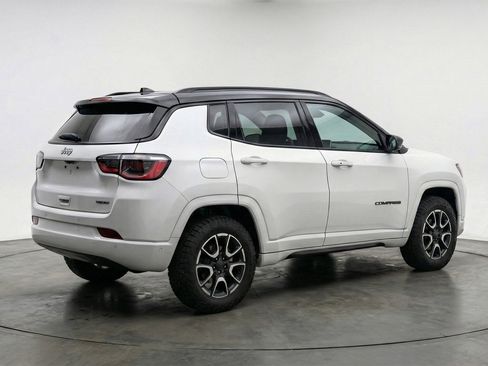 Used 2025 Jeep Compass Trailhawk image 9