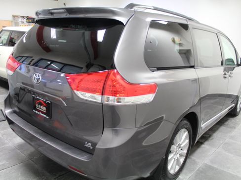 Used 2014 Toyota Sienna LE image 6