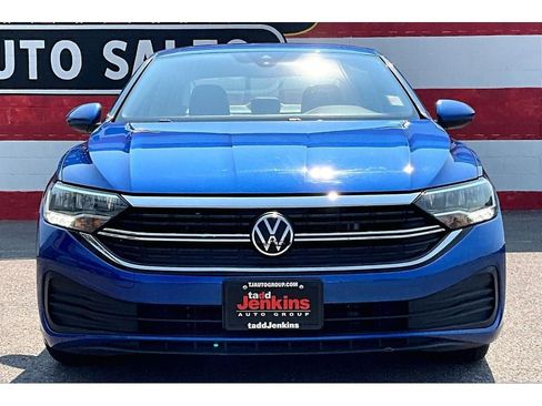 Used 2024 Volkswagen Jetta SE FWD image 3