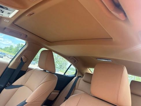 Used 2025 Lexus ES 350 w/ Premium Package FWD image 11