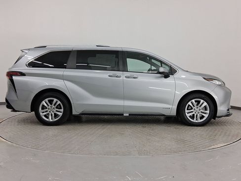 Used 2021 Toyota Sienna Limited image 8