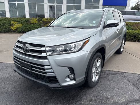 Used 2017 Toyota Highlander Limited image 2