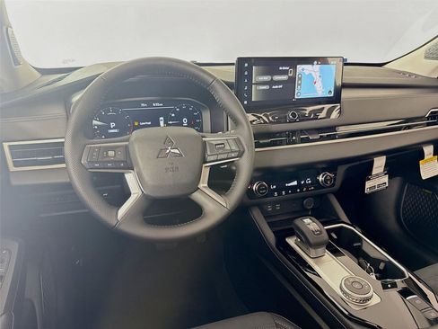 New 2025 Mitsubishi Outlander SE image 24