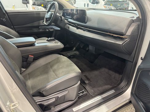 Used 2024 Nissan Ariya AWD image 17