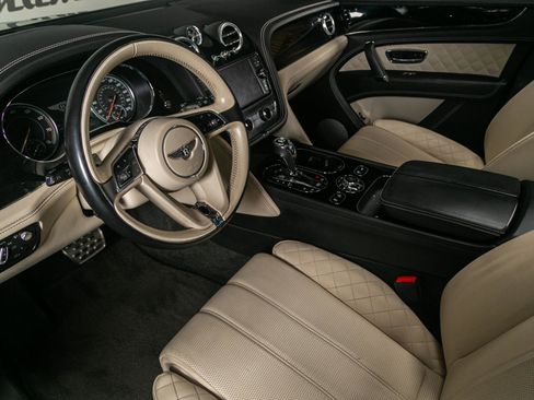 Used 2017 Bentley Bentayga image 2