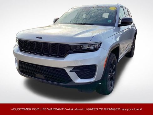 Used 2025 Jeep Grand Cherokee Altitude AWD/4WD image 6
