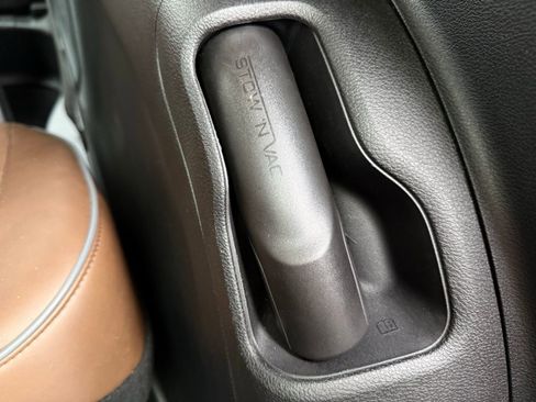 Used 2017 Chrysler Pacifica Limited image 21