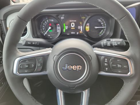 Used 2025 Jeep Wrangler Unlimited Sahara w/ Safety Group AWD/4WD image 8