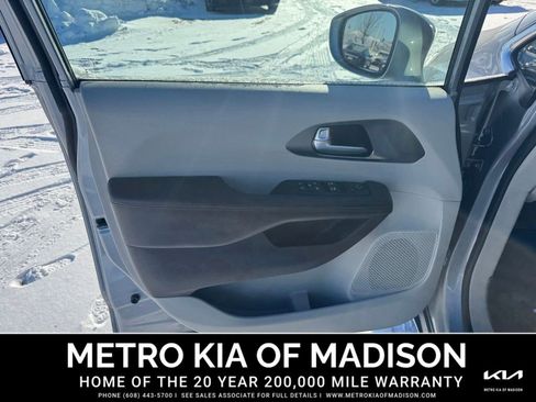 Used 2017 Chrysler Pacifica Touring-L image 19