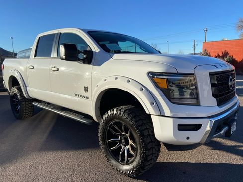Used 2023 Nissan Titan SV w/ SV Convenience Package AWD/4WD image 4