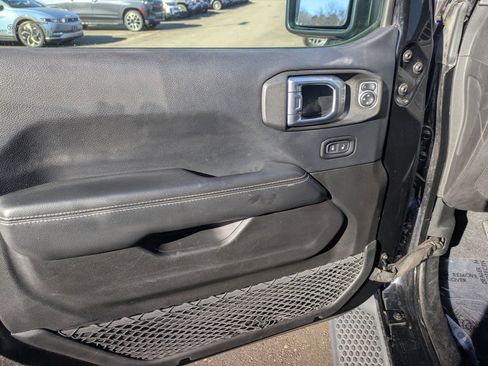 Used 2019 Jeep Wrangler Unlimited Sahara w/ Uconnect 4C Nav & Sound Group image 17