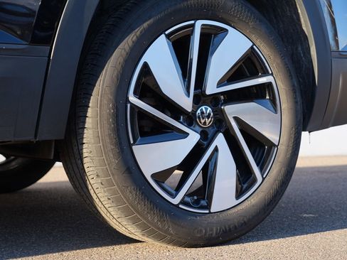 Used 2025 Volkswagen Atlas SE image 36