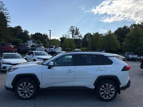 Used 2021 Toyota RAV4 XLE Premium AWD/4WD image 4
