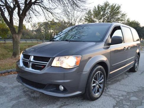 Used 2017 Dodge Grand Caravan SXT image 3