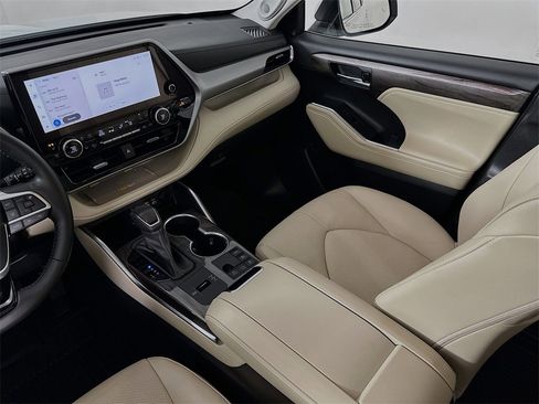 Used 2023 Toyota Highlander Platinum image 24