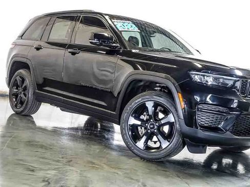 Used 2023 Jeep Grand Cherokee Altitude AWD/4WD image 5
