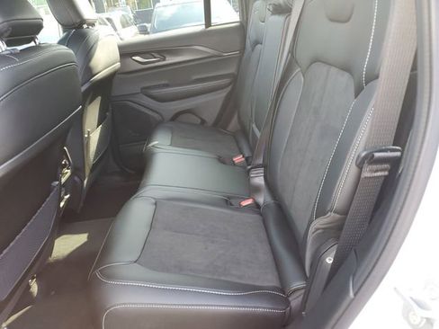 New 2025 Jeep Grand Cherokee Altitude image 15