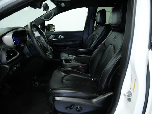 Used 2024 Chrysler Pacifica Limited FWD image 35