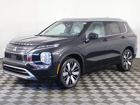 Used 2025 Mitsubishi Outlander AWD image 13