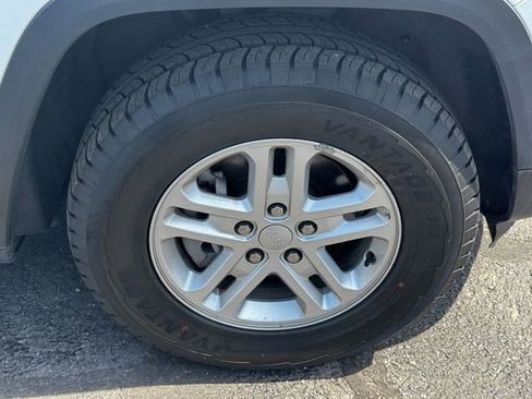 Certified 2024 Jeep Grand Cherokee Laredo AWD/4WD image 9