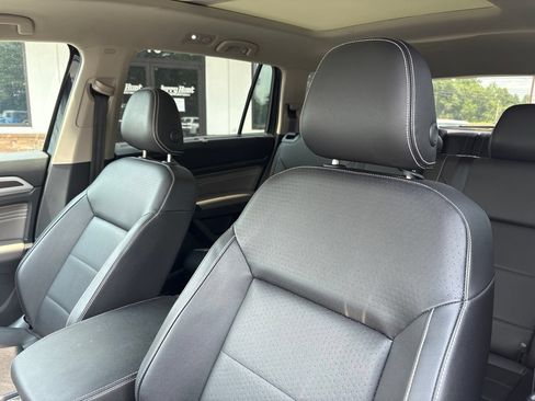 Used 2023 Volkswagen Atlas SE w/ Panoramic Sunroof Package FWD image 3