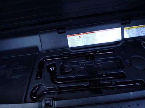 Used 2019 Toyota Highlander LE image 41