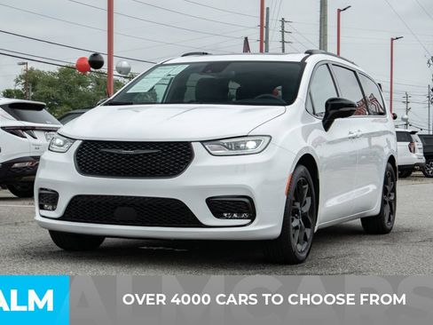 Used 2024 Chrysler Pacifica Limited w/ S Appearance Package image 3